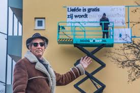 Films en vf ou vostfr et bien sûr en hd. Liefde Is Gratis Zegt Kees Van Kooten Die Terugkeert In Zijn Oude Buurtje Met Een Vrolijk Makende Muurtekst Den Haag Ad Nl