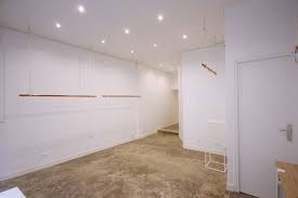 I then realized the lock was not carried in the store and inquired about windows. Showroom 37m2 Ref 315 Go Showrooms