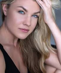 Zâmbete și cadouri de la Miss Arizona pentru copiii de la Centrul de  plasament Antonio