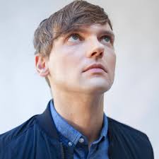 Freaks*, Mit seiner Band Blumfeld schuf Jochen Distelmeyer in der 90er und  Nullerjahren Meilensteine der deutschsprachigen Popmusik: poetisch,  politisch und progressiv. Jan kennt ihn, seitdem Tocotronic 1994 als  Support gemeinsam mit Blumfeld