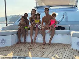 Ronaldo con la nazionale portoghese ai mondiali 2018. Cristiano Ronaldo S Freundin Georgina Rodriguez Aktien Sweet Familie Snap Opulente Yacht Urlaub Aktuelle Boulevard Nachrichten Und Fotogalerien Zu Stars Sternchen