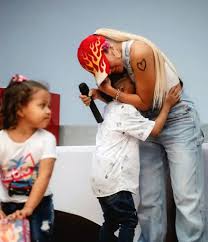 Musica Chingona - Karol G llevo regalos para todos los n*ños y ayudas para  las madres adolescentes de la fundación JUANFE | Facebook