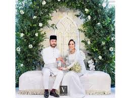Pelakon popular tanah air, nelydia senrose, 24, kini bergelar isteri kepada ahli perniagaan, mohd sebelum akad nikah berlangsung, pasangan berkenaan melangsungkan majlis pertunangan sebagai. Nelydia Senrose Mahu Buka Kedai Emas