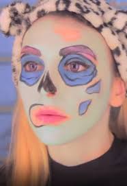 Of course we had to add glitter to our zombie. Disfraz Y Maquillaje Pop Art Zombie Para Halloween