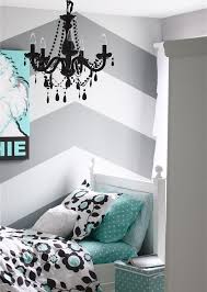 Sur les murs, les draps ou grâce à quelques accessoires, on invite la couleur dans notre chambre pour se créer un cocon agréable et pétillant ! Deco Murale Chambre Adulte 37 Idees Diy Et Etapes Faciles
