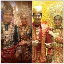 Dalam tata cara adat pernikahan melayu daik lingga memiliki susunan upacara (prosesi) adat perkawinan memiliki tiga tahapan yaitu: Pin Di Wedding