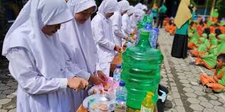 Sketsa gambar dengan tema ramadhan merupakan tugas pertamanya. Tak Ikut Panik Hadapi Virus Corona Para Siswa Sd Ini Buat Empon Empon Hingga Poster Halaman All Kompas Com