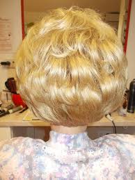 Among prom hairstyles for short hair, this one pops thanks to the amazing curls carefully pulled back and tucked to add body at the nape, while a longer side lock is released to draw attention to the face. Pin By Zsofia Pink On Bob Pixie And Short Hair Bouffant Hair Big Hair Beehive Hair