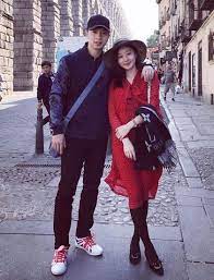 師從前台北名將 吳文嘉 ，並曾由中國前國手、以大力高壓 推擋 而聞名的 周蘭蓀 點撥，練就了一手「鬼之推擋」，實戰中能以反手給對方的弧圈球以強力反制，對於較慢來球所用的反手彈擊也是其一大特色，彈擊的突然性與. é©¬é¾™çš„è€å©†å¤éœ²åˆä¸Šçƒ­æœäº† å¥¹æ‰ä¸æ˜¯ä¸€ä¸ªæ²¡æ•…äº‹çš„å¥³åŒå­¦