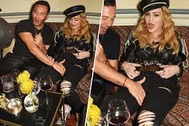 Five years later, abbie falls in love with a straight man and wants to move away with her and robert's little boy sam, and a nasty custody battle ensues. Madonna Lasst Sich Von Mert Alas In Den Schritt Fassen Gmx Ch
