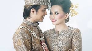 Baju menjadikan ciri khas utama dari sebuah prosesi adat yang dijalankan. Antara 5 Trend Pakaian Pengantin Terkini Vista Impian