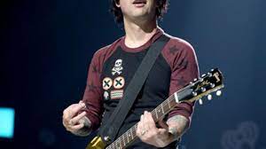His hair is jet black with a natural curl in the front, complimenting his ocean blue eyes. Billie Joe Armstrong Hauskaufer Gesucht Gala De