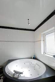 het hoogglans plafond werkt als een spiegel uw badkamer is dubbel zo groot genieten badkamer plafonds badkamer plafond