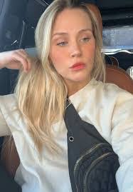 Leslie Chestang's Instagram, Twitter & Facebook