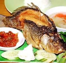 Panaskan sedikit minyak dan goreng cili padi dengan bawang putih. 47 Gambar Ikan Mas Goreng