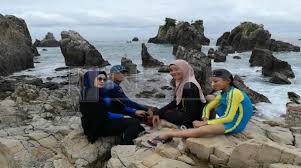 Tidak akan mati seseorang itu jika belum sampai waktunya untuk mati sepertimana ketentuan tuhan. Berpantang Maut Sebelum Ajal Lelaki Ini Dan Keluarganya Terselamat Dari Ombak Tsunami Kashoorga