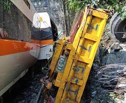 © 由 新頭殼 提供 台鐵408車次太魯閣號出軌，造成51人死亡、146人受傷。 圖：基隆搜救隊 / 提供. Wrfoum3nwagljm