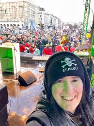 So muss das, Hamburg! ✊ Zehntausende Menschen waren heute auf der Demo am  Jungfernstieg, darunter viele Fans und Mitarbeitende des FC St. Pauli,  Anhänger*innen des HSV und von Altona 93. Unsere Vizepräsidentin