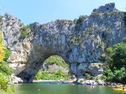 Great choice of lodgings (hotels, vacantion rentals, campsites, bed and breakfasts), renting center of canoe, escalade, canyoning, and presentation of the caves. Kanutour In Der Ardecheschlucht Zum Pont D Arc Paddleventure