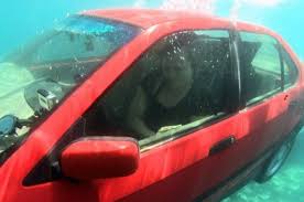 escape a sinking car: how can you keep