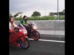 Cewek naik ninja r titok. Pembalap Cantik Kawasaki Ninja 250r Ciicy Bule Youtube