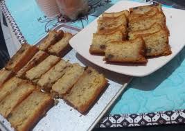 Telur • terigu (munjung) • gula pasir (kurang dikit, tidak sampai penuh) • ovalet • vanili • margarin cair • minyak goreng • soda kue (aku pake 1/2 sdt baking powder) 1 loyang. Cara Gampang Membuat Bolu Pisang Panggang Menul Takaran Gelas Sempurna Resep Masakan Mama