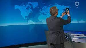 Deshalb ist es auch ziemlich kurios, dass ausgerechnet hofer bei seinem alter getrickst haben soll. Tagesschau Sprecher Jan Hofer Macht Selfie Am Ende Der Sendung