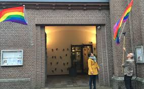 Onze indrukwekkende 8 veer onroerend goed en de gebeurtenis vlaggen zijn de perfecte manier om uw onroerende goederen of zakelijke gemerkt. Ook Bij Friese Kerken Regenboogvlaggen Friesch Dagblad