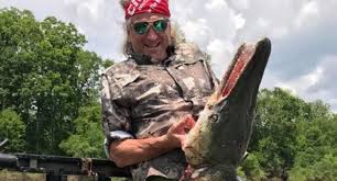 She was about twenty years old when she started hunting. Pics Jim Shockey Arrows A Monster Alligator Gar In Mississippi
