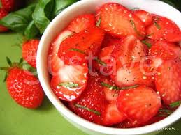 Salade De Fraises Au Poivre Noir Et Au Basilic Salade Fraise Salade Et Alimentation