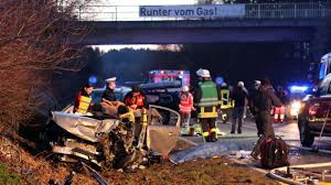Entdecken sie außerdem spannende geschichten aus politik, panorama, wissen, digital und wetter. Nachrichten Aus Deutschland Schwerer Unfall In Ochsenhausen Tote Und Verletzte Stern De