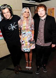 32c, date de naissance, couleur des cheveux, couleur des yeux. Harry Styles And Ex Caroline Flack Reunite At Book Launch Hello