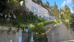 Με ελαιώνες, κυπαρίσσια και πλατάνια. Aigio Ieros Naos Zwodoxoy Phghs Proskynwntas Thn Panagia Tryphth Orthodoxia Online