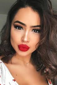 La Levre Rouge Parfaite Aussi Jolie Que Des Fleurs Rouges Pour Chaque Teint Rouge A Levres Maquillage Levres Rouges Teint