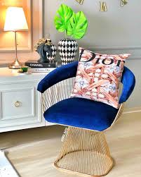 Surekli Degisim Icinde Olan Bu Evdeki Detayciliga Inanmak Cok Guc Ev Gezmesi Mavi Mobilya Evler Sandalye