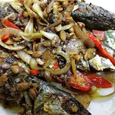 Lalu lumuri ikan kembung dengan air jeruk nipis dan garam secara merata dan diamkan selama kurang lebih 15 menit agar bumbu ini bisa meresap pada ikan secara merata. Mysudip Kitchen Ikan Kembung Masak Taucu Harini Kita Taknak Share Resepi Tapi Nak Bg Tips Taucu Sedap 1 Beli Taucu Berkualiti Seeloknya Beli Yang Botol Cap Hablal Taucu Dia Xbau 2
