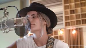 Reprise par Laurence Doire adaptation/traduction ( live acoustique )