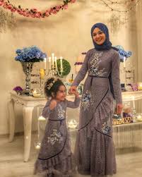 Satu dari banyak foto stok gratis yang menakjubkan dari pexels. La Imagen Puede Contener 2 Personas Personas De Pie Pakaian Wanita Gaun Gadis Kecil Wanita