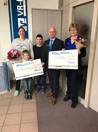 The bank offers online and private banking, financing, loans, fixed deposit, insurance, and other related services. 08 03 2019 Zweifacher Geldsegen In Penzing Vr Bank Landsberg Ammersee Eg