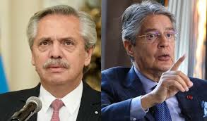 Ecuador investiga si la exministra de Rafael Correa salió de la embajada  argentina en un auto diplomático