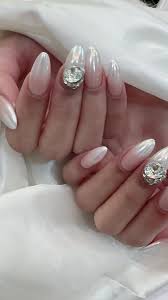 Chrome and white gradient 🌷 Happy gawai to all~~ we will be closing from  1/6-2/6😚see u guys