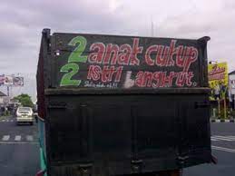 Tulisan gambar lukisan lucu dan kreatif di belakang truk / bak truk di acara kontes akbar modifikasi truk. Gambar Tulisan Lucu Di Belakang Truk Yang Kreatif Halaman 1 Kompasiana Com