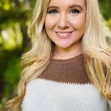 Julie Moll's Instagram, Twitter & Facebook