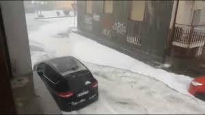 Nonostante la piccola taglia, la grandine è caduta con forte intensità tanto da imbiancare le strade in meno di dieci minuti e creando notevoli problemi alla viabilità. A Torino Grandinata Nel Solstizio D Estate Le Foto Sui Social