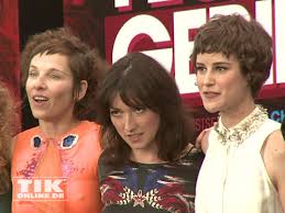 Die basis für kurzhaarfrisuren 2020. Meret Becker Charlotte Roche Und Carla Juri Tikonline De