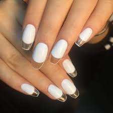 Prueba utilizar diseños de blanco con dorado, es una combinación bastante atractiva y perfecta para que. 20 Disenos Increibles De Unas Que Incluyen Transparencias Disenos De Unas Blancas Manicura De Unas Unas Decoradas Transparentes
