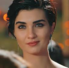 صحيفة Aksam Life الجميلات بالشعر Tuba Buyukustun Arab Fans Facebook