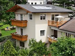 Het project is gebouwd op vijf zuilen.de nederlandstalige versie startte op 19 juni 2001 en is, gemeten naar het aantal lemma's, met meer dan 2 miljoen artikelen de op vijf na grootste taalversie. Alle Unterkunfte In Meran Villa Thaler