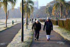 Na região de curitiba, em cascavel, sul do estado, vinte temperatura de momento no litoral porque onde o sol já aparece desde o início da manhã, também com variação de nuvens, aparecem um pouco mais, assim como foi ontem em curitiba e basta um solzinho pra aquecer um pouco mais, aliviar o frio. Prepare Se Curitiba Tera O Dia Mais Frio Do Ano Neste Sabado Bem Parana