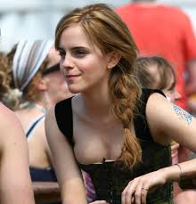 画像】エマ・ワトソン、ホットパンツ姿でやり手イケメンビジネスマンの恋人とキス : げ～せわニュース速報！！